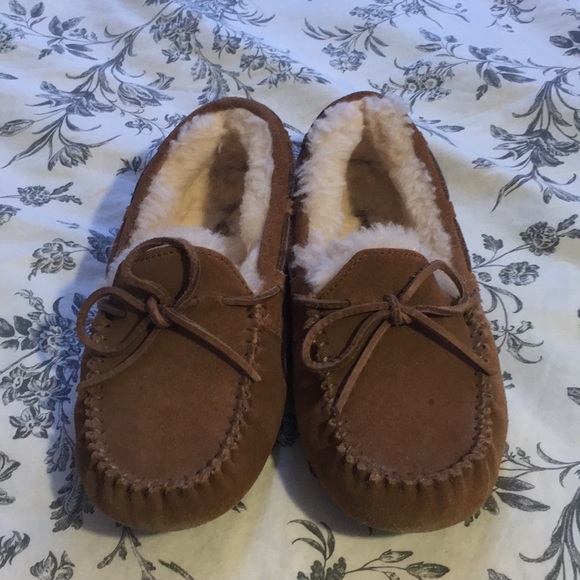 UGG KIDS DAKOTA MOCCASINS - Picture 2 of 6
